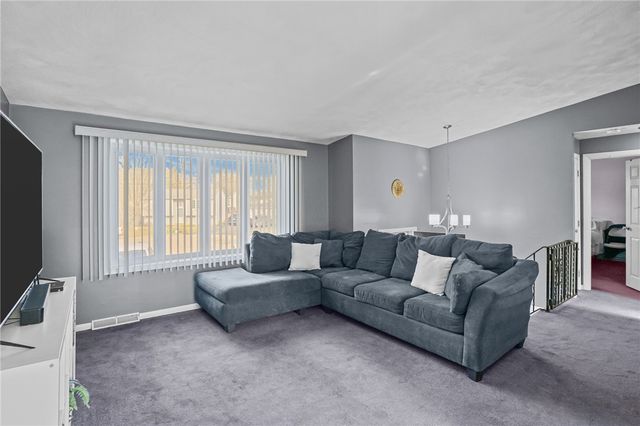 39 Gateway Court, Warwick, RI 02889