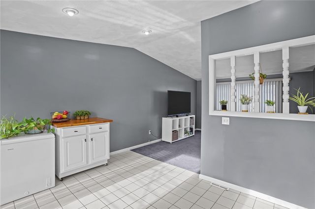 39 Gateway Court, Warwick, RI 02889