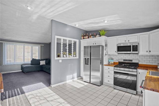 39 Gateway Court, Warwick, RI 02889