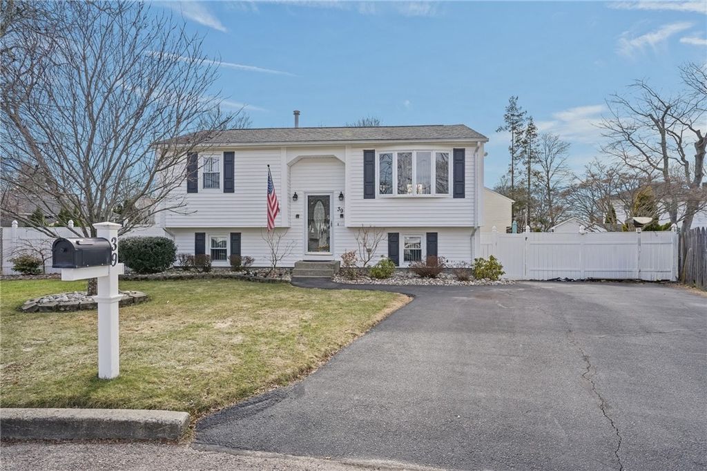 39 Gateway Court, Warwick, RI 02889