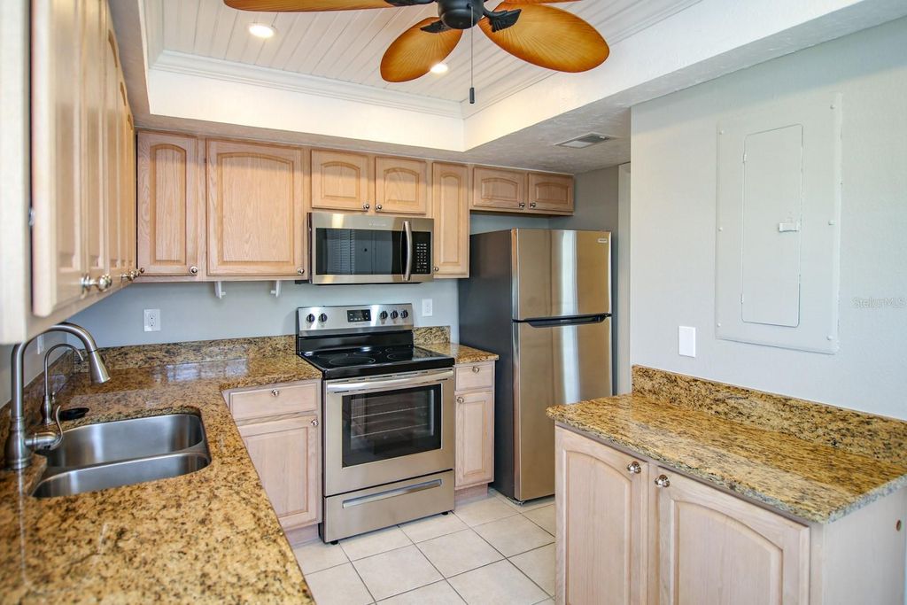 Image 4 of property listing at 633 ESTUARY DRIVE, Bradenton, FL 34209