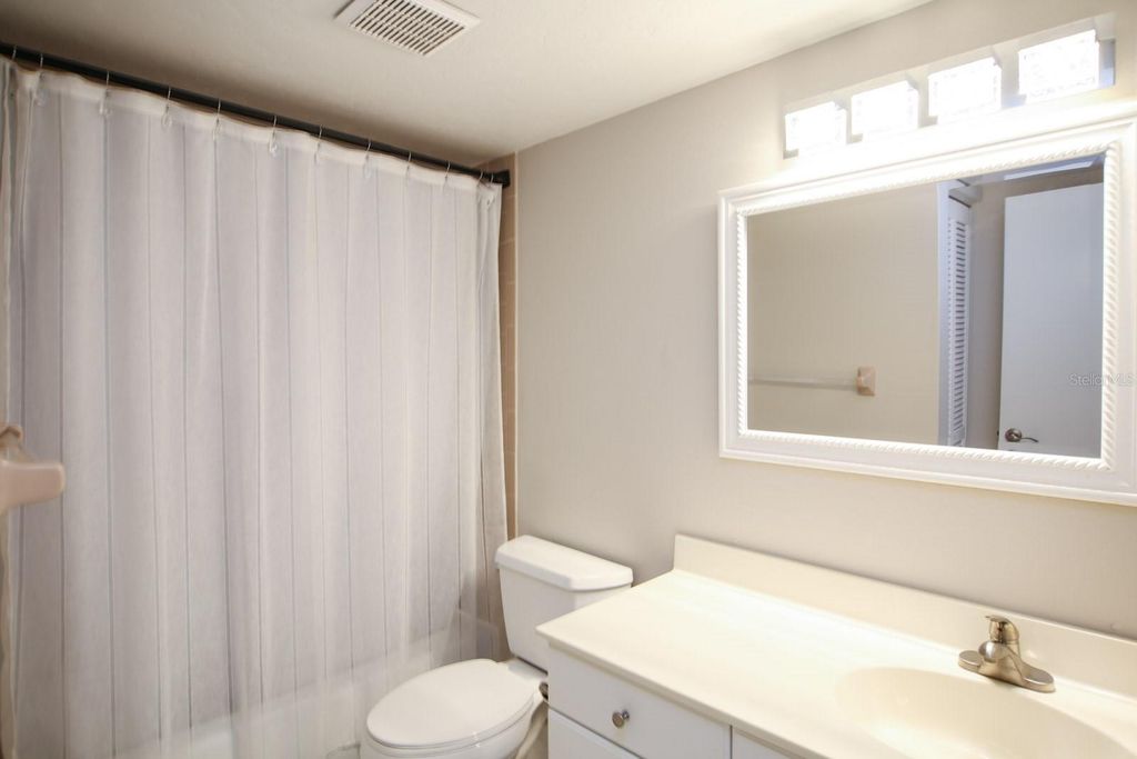 Image 9 of property listing at 633 ESTUARY DRIVE, Bradenton, FL 34209