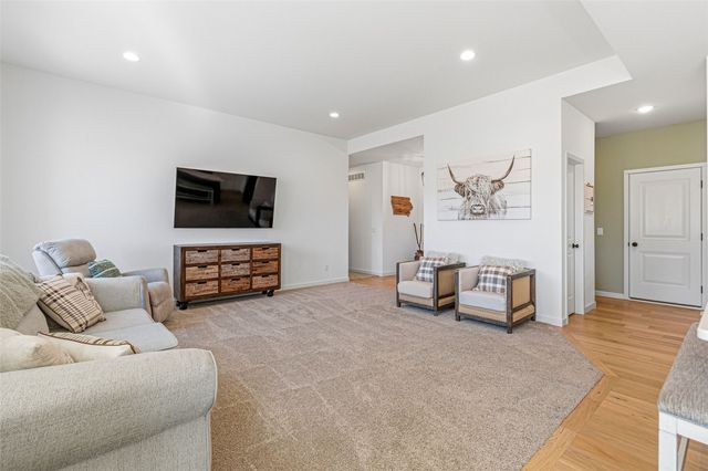 801 Old Mill Lane, Solon, IA 52333