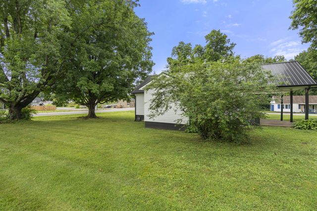 100 Brook Dr, Dickson, TN 37055