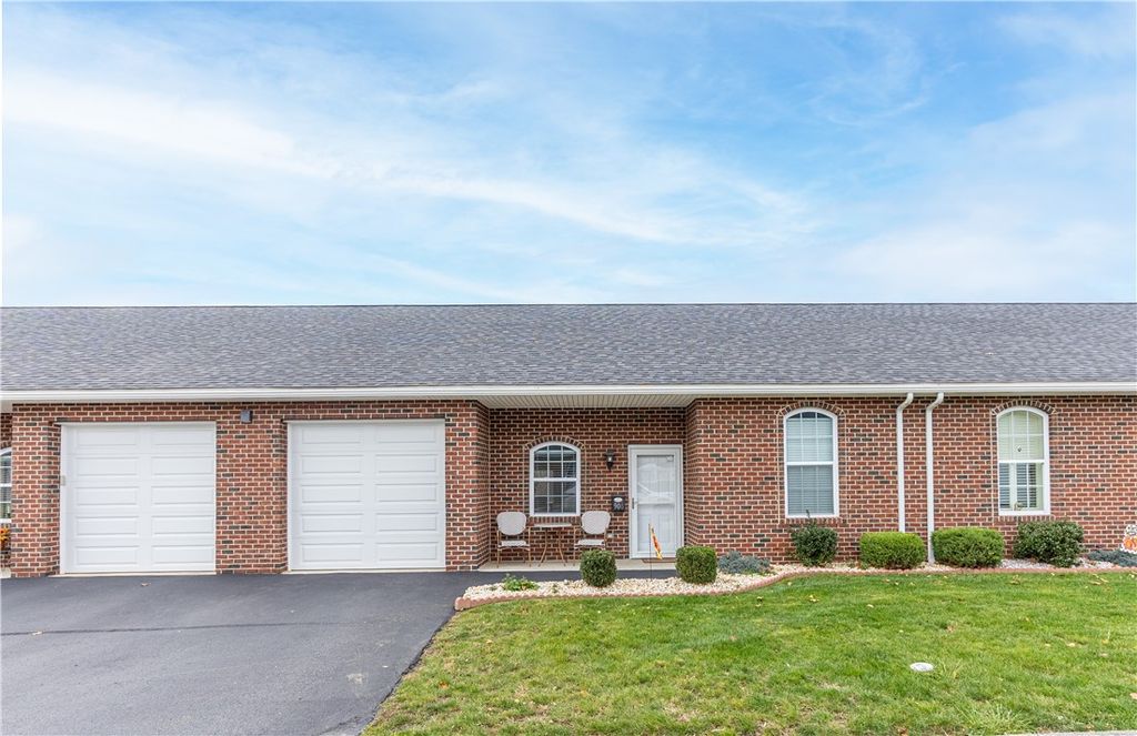 906 Valentina Ln 65, Lower Burrell, PA 15068