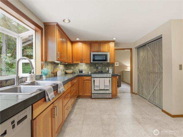 24214 SE 18th Place, Sammamish, WA 98075