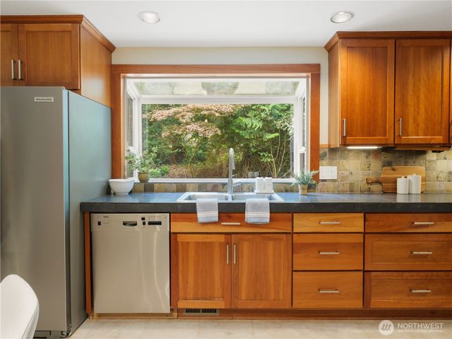 24214 SE 18th Place, Sammamish, WA 98075