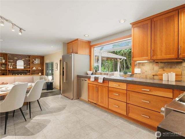 24214 SE 18th Place, Sammamish, WA 98075