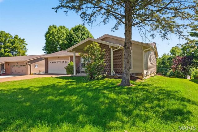 2207 Bentley Manor Drive, Fenton, MO 63026