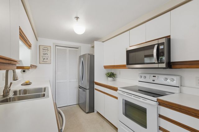 10 Mountain Laurels Dr Apt 405, Nashua, NH 03062