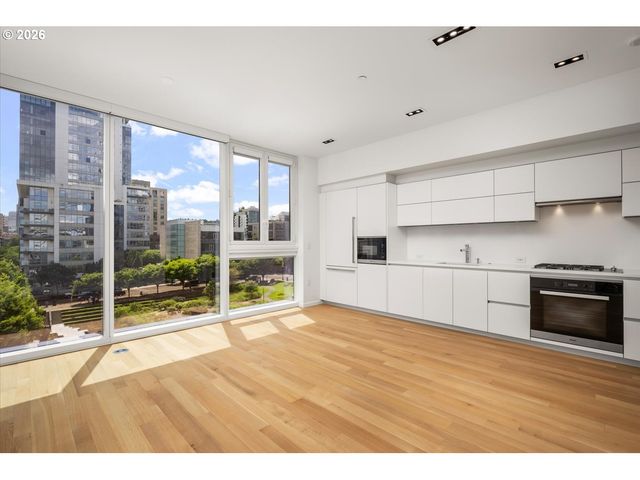 1075 Nw NORTHRUP St 421, Portland, OR 97209