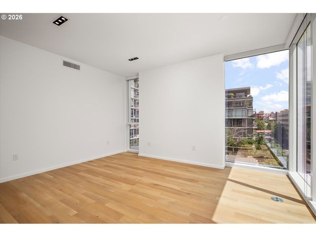 1075 Nw NORTHRUP St 421, Portland, OR 97209