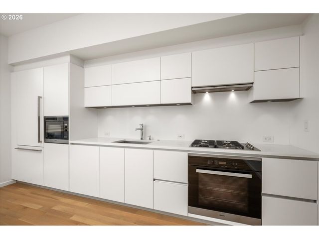 1075 Nw NORTHRUP St 421, Portland, OR 97209