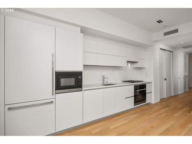 1075 Nw NORTHRUP St 421, Portland, OR 97209