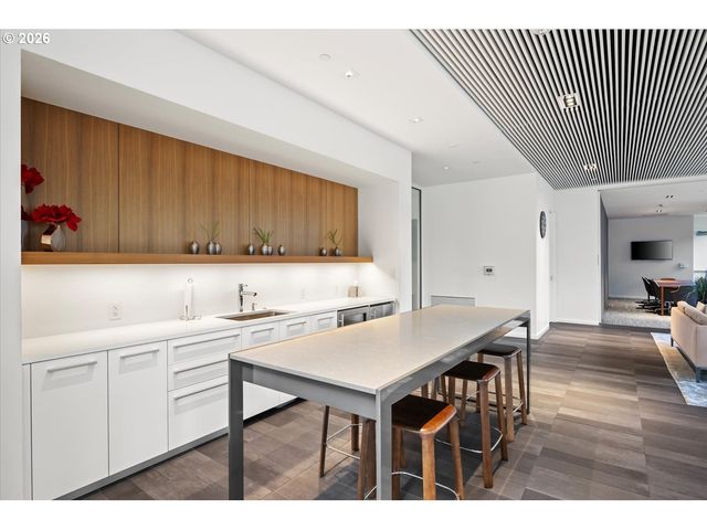 1075 Nw NORTHRUP St 421, Portland, OR 97209