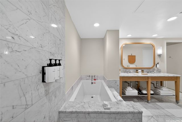 223 Saratoga Road 3008, Honolulu, HI 96815