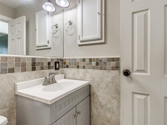 637 N Broadway, Edmond, OK 73034