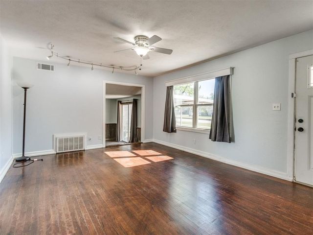 637 N Broadway, Edmond, OK 73034