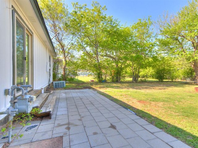 637 N Broadway, Edmond, OK 73034