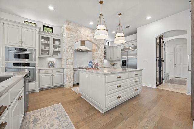 1909 Lakecliff Hills LN, Austin, TX 78732