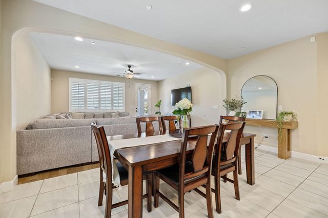 2790 Harbor Island Avenue, Tulare, CA 93274