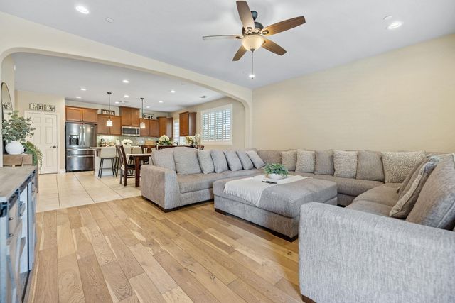 2790 Harbor Island Avenue, Tulare, CA 93274