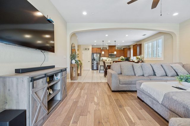 2790 Harbor Island Avenue, Tulare, CA 93274