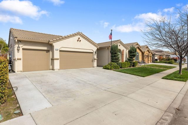 2790 Harbor Island Avenue, Tulare, CA 93274