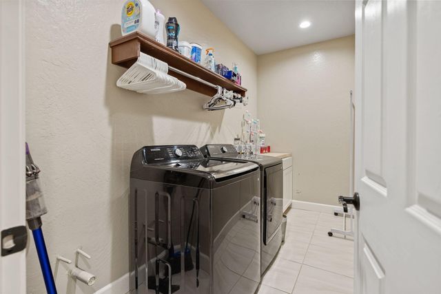 2790 Harbor Island Avenue, Tulare, CA 93274