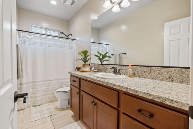 2790 Harbor Island Avenue, Tulare, CA 93274