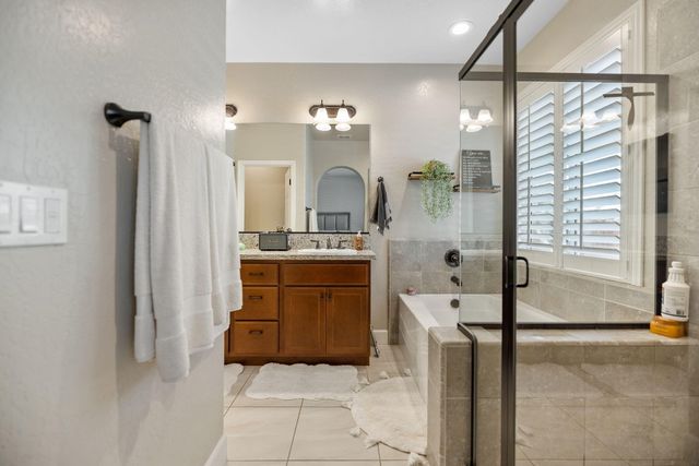 2790 Harbor Island Avenue, Tulare, CA 93274