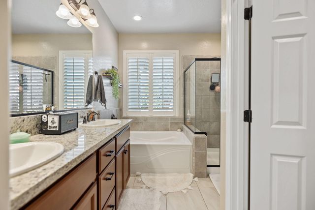 2790 Harbor Island Avenue, Tulare, CA 93274