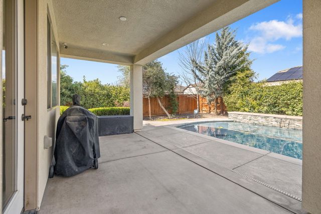 2790 Harbor Island Avenue, Tulare, CA 93274