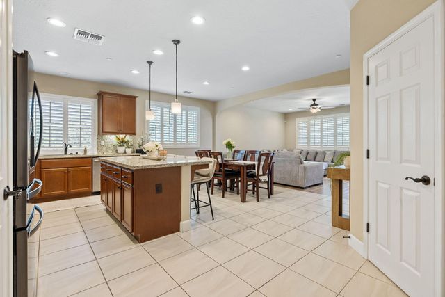 2790 Harbor Island Avenue, Tulare, CA 93274