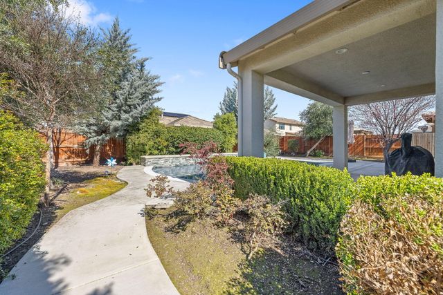 2790 Harbor Island Avenue, Tulare, CA 93274