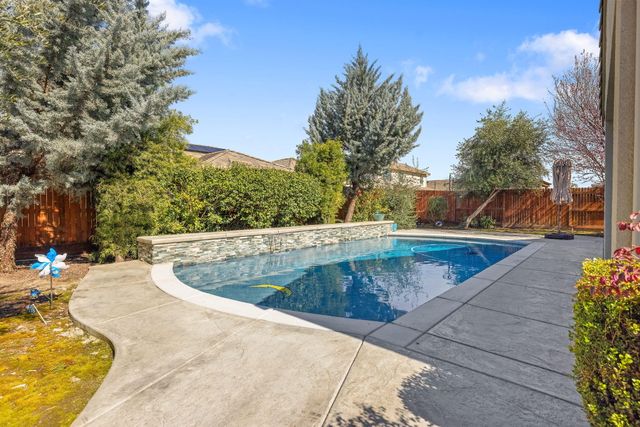 2790 Harbor Island Avenue, Tulare, CA 93274