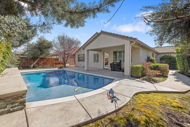 2790 Harbor Island Avenue, Tulare, CA 93274