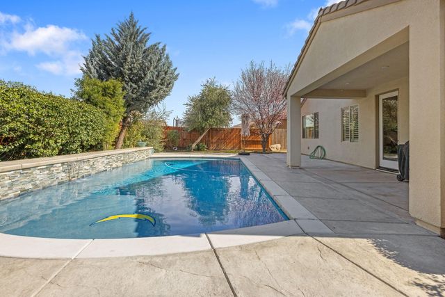 2790 Harbor Island Avenue, Tulare, CA 93274