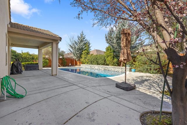 2790 Harbor Island Avenue, Tulare, CA 93274