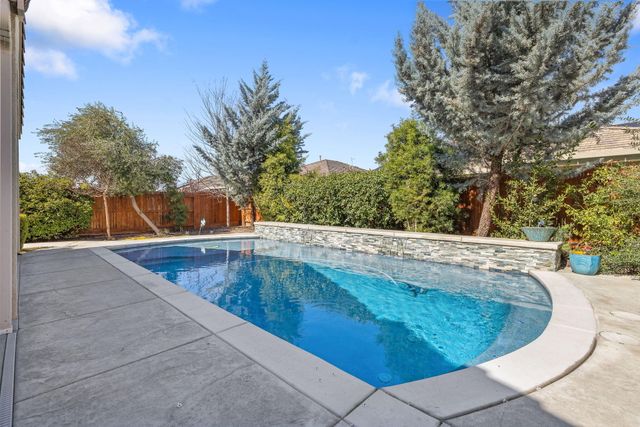 2790 Harbor Island Avenue, Tulare, CA 93274