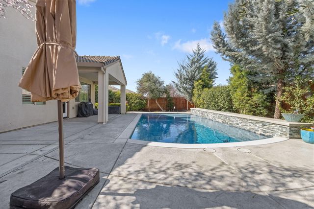 2790 Harbor Island Avenue, Tulare, CA 93274