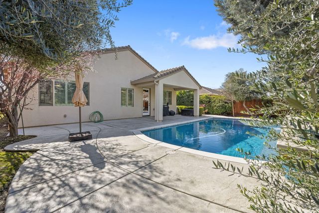 2790 Harbor Island Avenue, Tulare, CA 93274