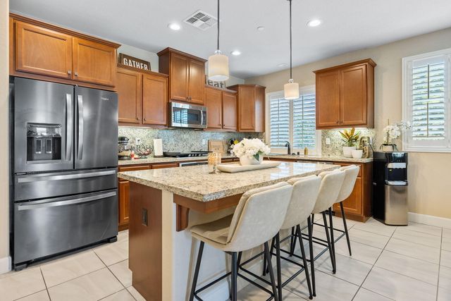 2790 Harbor Island Avenue, Tulare, CA 93274