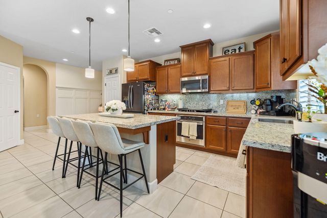 2790 Harbor Island Avenue, Tulare, CA 93274