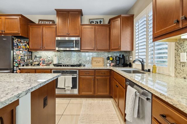 2790 Harbor Island Avenue, Tulare, CA 93274