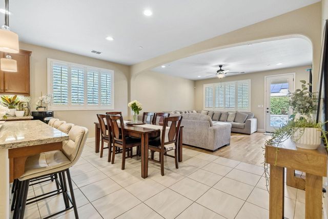 2790 Harbor Island Avenue, Tulare, CA 93274