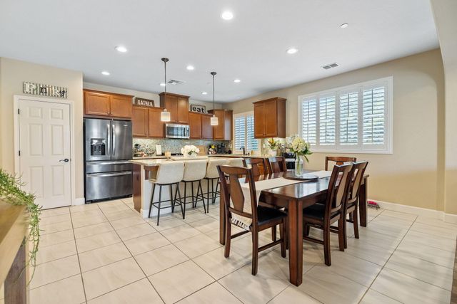 2790 Harbor Island Avenue, Tulare, CA 93274