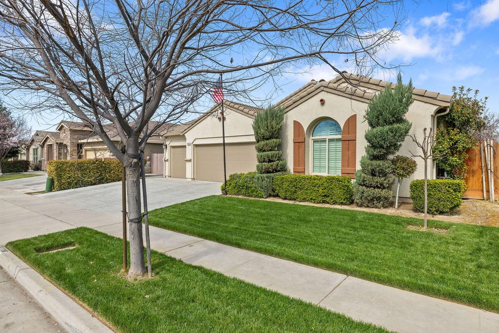 2790 Harbor Island Avenue, Tulare, CA 93274