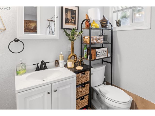 92256 HUMMINGBIRD Ln, Warrenton, OR 97146