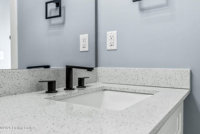 1100 Silvercrest Ln, Louisville, KY 40223